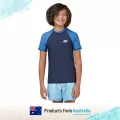 Piping Hot เสื้อว่ายน้ำเด็กชายแขนสั้นมีซิปหน้า กันรังสียูวี UPF50 สี NAVY Piping Hot แบรนด์ชั้นนำจากออสเตรเลีย