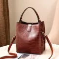 Retro Tor Bucet Bags Women Crocodile Pattern Handbag Capacity Ca Crocodile Oulder Mesger Bags Ladies Pu Se