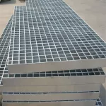 Stainless steel front grille Close of non -slip drains that are resistant to wear, steel grille, heavy platform at the airport of the power plant.
