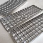 Stainless steel front grille Close of non -slip drains that are resistant to wear, steel grille, heavy platform at the airport of the power plant.