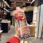 ขวดน้ำดื่มพลาสติกพร้อมบอกเวลาขนาดใหญ่ 2 ลิตร กระบอกน้ำ 2 ลิตร ขวดน้ำพกพา ขวดน้ำดื่ม กระบอกน้ำดื่ม