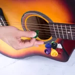 ปิ๊กกีตาร์ 0.46mm.และ0.71mm  ทรงหยดน้ำ ชุด 4 ชิ้น + ที่เก็บปิ๊กกีตาร์ ชุดสุดคุ้ม สุดประหยัด