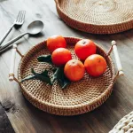 Round Hand-Woven Fruit Storage Basket Rattan Bread Serving Handcrafted Tray Platter With Wooden Handle Retro Classic Picnic Prop
