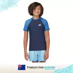 Piping Hot เสื้อว่ายน้ำเด็กชายแขนสั้นมีซิปหน้า กันรังสียูวี UPF50 สี NAVY Piping Hot แบรนด์ชั้นนำจากออสเตรเลีย