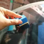 The water sponge on the glass Cleaning glass fiber sponge