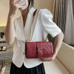 The new trend of fashion, Messenger bag, Korean version of the chain, comfortable, small square bag.