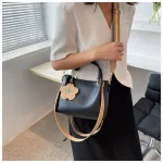 กระเป๋าทรงเหลี่ยม มีดอกไม้ห้อยกระเป๋า กระเป๋าหนัง กระเป๋าถือ ใบเล็ก กระเป๋าสะพายข้าง กระเป๋าแฟชั่น หนังนิ่ม กระเป๋าผู้หญิง