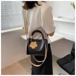 กระเป๋าทรงเหลี่ยม มีดอกไม้ห้อยกระเป๋า กระเป๋าหนัง กระเป๋าถือ ใบเล็ก กระเป๋าสะพายข้าง กระเป๋าแฟชั่น หนังนิ่ม กระเป๋าผู้หญิง