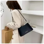 กระเป๋าทรงเหลี่ยม เรียบๆ กระเป๋าใบยาว กระเป๋าหนัง หนังนิ่ม กระเป๋าสะพายไหล่ สไตล์มินิมอล กระเป๋าแฟชั่น กระเป๋าผู้หญิง