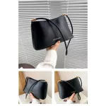 กระเป๋าทรงเหลี่ยม เรียบๆ กระเป๋าใบยาว กระเป๋าหนัง หนังนิ่ม กระเป๋าสะพายไหล่ สไตล์มินิมอล กระเป๋าแฟชั่น กระเป๋าผู้หญิง