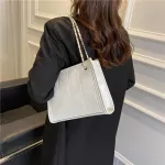 กระเป๋าทรงโท้ท สะพายไหล่ สะพายข้าง สไตล์เรียบหรู หนัง PU ขนาดกลาง หนังเงา ปักลาย สายโซ่ น้ำหนักเบาGBiWANT