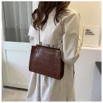 กระเป๋าทรงโท้ท สะพายไหล่ สะพายข้าง สไตล์เรียบหรู หนัง PU ขนาดกลาง หนังเงา ปักลาย สายโซ่ น้ำหนักเบาGBiWANT