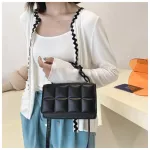 กระเป๋าทรงเหลี่ยม กระเป๋าหนัง หนังนิ่ม ลายตาราง กระเป๋าสะพายข้าง ประดับด้วยสายโซ่ กระเป๋าแฟชั่น กระเป๋าผู้หญิง Cross-Body Bag