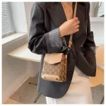 กระเป๋าทรงเหลี่ยม กระเป๋าหนัง หนังนิ่ม กระเป๋าสะพายข้าง ประดับด้วยสายโซ่ กระเป๋าแฟชั่น กระเป๋าผู้หญิง สไตล์เกาหลี สไตล์เกาหลี