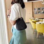 Women Hot Rhinone Bucet Bags Luxury Woman Bag Fe Oulder Dinner/Party Handbags Ladies Oulder Mesger Bags