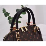 พร้อมส่งในไทย กระเป๋าสะพายข้าง/ถือ สะพายไหล่ STARCATE แฟชั้น ผู้หญิง ถือได้สะพายข้างได้ 9101 มีพวงกุญแจดอกไม้ให้ หนังPU ลายโลโก้ ใส่ได้ทุกสไตล์