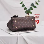 พร้อมส่งในไทย กระเป๋าสะพายข้าง/ถือ สะพายไหล่ STARCATE แฟชั้น ผู้หญิง ถือได้สะพายข้างได้ 9101 มีพวงกุญแจดอกไม้ให้ หนังPU ลายโลโก้ ใส่ได้ทุกสไตล์