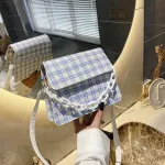 The New Retro Checered Bag Is A One-Oulder Handbag With A Red White And Blue Gluig Stic Bag Under The Armpits