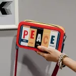 Letters Women Oulder Bags Designer Wide Strap Crossbody Mesger Bag Funny Lady SML Flap Haruu Fe S