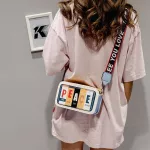 Letters Women Oulder Bags Designer Wide Strap Crossbody Mesger Bag Funny Lady Sml Flap Haruu Fe Se