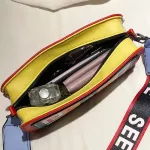 Letters Women Oulder Bags Designer Wide Strap Crossbody Mesger Bag Funny Lady Sml Flap Haruu Fe Se