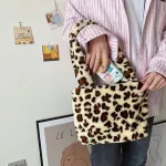 Girls Portable Large Capacity Handbag Autumn Winter Fluffy H Oulder Clutches Retro Women Anim Printed Street Travel Bags