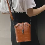 Vintage Crossbody Bucet Bag Luxury Women Bag Fe Oulder Handbags Loc Design Mesger Crossbody Bags