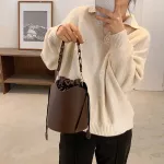 SOLID CR SML PU Leather Bucet Bags for Women Winter Branded Designer Handbags Lady Dratring Oulder Crossbody Bags