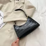 Exquisite NG BAG RETRO CA WOMEN TOTES OULDER BAG FE Leather Solid Cr Chain Handbag BS Finina SAC