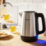 กาต้มน้ำไฟฟ้าอัตโนมััติ วัสดุผลิตมาจากสแตนเลสอย่างดีไม่เป็นสนิม ความจุ จำนวน 1.7 ลิตร สินค้ารับประกันนานสูงสุด 2 ปี Philips HD9350/90