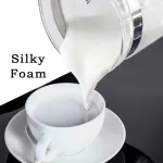 เครื่องรีดนมแบบถอดได้รุ่นใหม่เครื่องทำฟองนมแบบไฟฟ้าสำหรับกาแฟทุกชนิดเครื่องตีฟองนมแบบอัตโนมัติและฟังก์ชั่นความร้อนนมเย็น