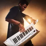 Roland® AX-Edge Keytar คีย์บอร์ดสะพาย คีย์บอร์ดซินธีไซเซอร์ รูปทรงกีตาร์ 49 คีย์ มีแอปพลิเคชั่นให้ปรับแต่งเสียง เชื่อมต่อบลูทูธได้ + แถมฟรีอแดปเตอร์ &