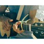 Eernie Ball® Axis Capo, aluminum metal Can clamp both smooth and curved frets Can be used for both airy guitar and electric guitar