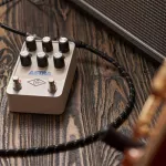 Universal Audio® Astra Modulation Machine เอฟเฟคกีตาร์ แบบ Modulation มีเสียงคอรัส, Flanger, Tremolo **ประกันศูนย์ 1 ปี*