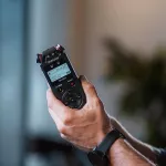 Tascam® DR-05X ไมค์พกพา ไมค์ภาคสนาม เครื่องบันทึกเสียง ออดิโออินเทอร์เฟส 2 แชนเนล มีเอฟเฟคและลำโพงในตัว คุณภาพเสียงระดับ