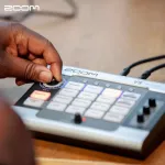 Zoom V3 Vocal Effects Processor เอฟเฟคเสียงร้อง เอฟเฟคร้อง 16 รูปแบบ ต่อคอมได้ + แถมฟรีถ่าน & คู่มือ ** ประกันศูนย์ 1 ปี *