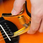 GUITTO GGC-02 Capo, good clamp, with a picker The end of the legs can punch. Adjust the hardness of the spring + free guitar free