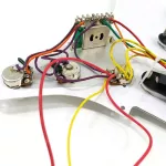 Rasvone SPG103 ปิ๊กการ์ดกีตาร์ไฟฟ้า ทรง Strat ปิ๊กอัพ SSS เดินสายวงจรพร้อมติดตั้ง  Strat Pickguard with Wiring / Pickup Pattern  3x Single Coil