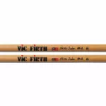 Vic Firth® SAJ ไม้กลอง Akira Jimbo หัวไม้ เคลือบผิวแลคเกอร์  Akira Jimbo Tear Drop Tip Drumsticks  ** Made in USA **
