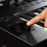 M-Audio® Oxygen Pro 61 Midi Controller คีย์บอร์ดใบ้ 49 คีย์ น้ำหนักคีย์แบบ Semi-Weighted ต่อ USB, แป้นเหยียบได้ + แถมฟรี