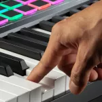 M-Audio® Oxygen Pro 61 Midi Controller คีย์บอร์ดใบ้ 49 คีย์ น้ำหนักคีย์แบบ Semi-Weighted ต่อ USB, แป้นเหยียบได้ + แถมฟรี