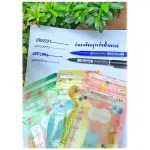 There are 2 heads of breast milk bags in 1 hand.