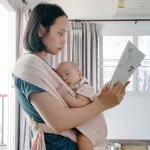 COMFORT FIT model wrapped in a baby's cloth, carrying a ready -made cloth You don't have to wrap it yourself. Aoboum Baby Wrap.