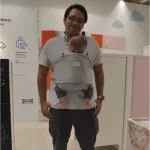 COMFORT FIT model wrapped in a baby's cloth, carrying a ready -made cloth You don't have to wrap it yourself. Aoboum Baby Wrap.