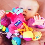 Plagro Clopette Activity Rattleของเล่น ตุ๊กตายางกัด น่ารักสดใสที่ช่วยให้ลูกน้อยสนุกไปกับการเรียนรู้เรื่องสี