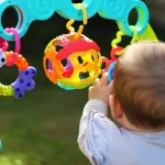 Playgro Fold And Go Playgym เป็นยิมสำหรับเด็ก มาพร้อมหูหิ้ว เหมาะสำหรับการเดินทาง