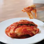 Kimchi kimchi, sweet, less spicy, E Ukwan brand, size 1 kg.