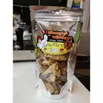 Crispy Chick, crispy fried chicken skin without oil, seasoned with soy sauce Cashews, chewing.