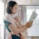 COMFORT FIT model wrapped in a baby's cloth, carrying a ready -made cloth You don't have to wrap it yourself. Aoboum Baby Wrap.